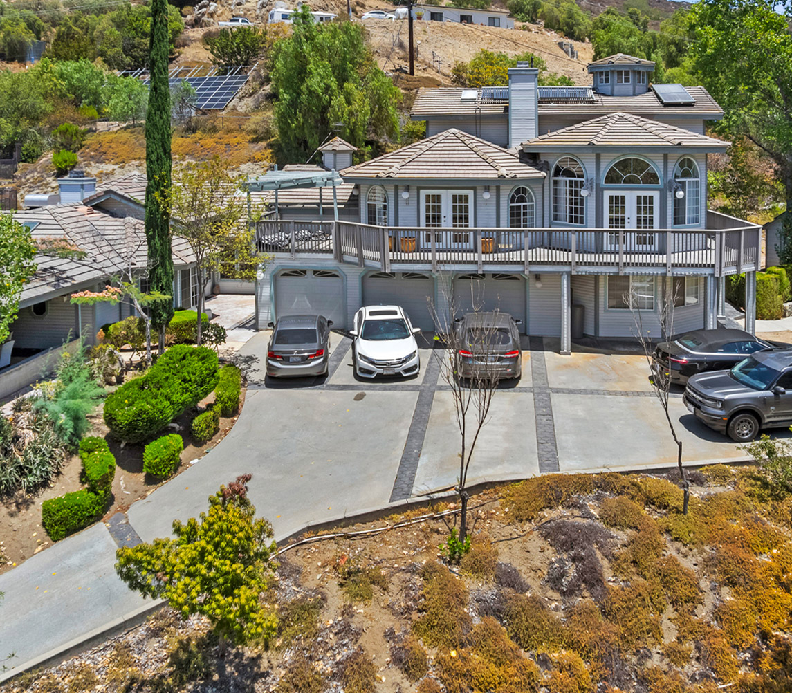 Comfortable luxury recovery environment overlooking the coast